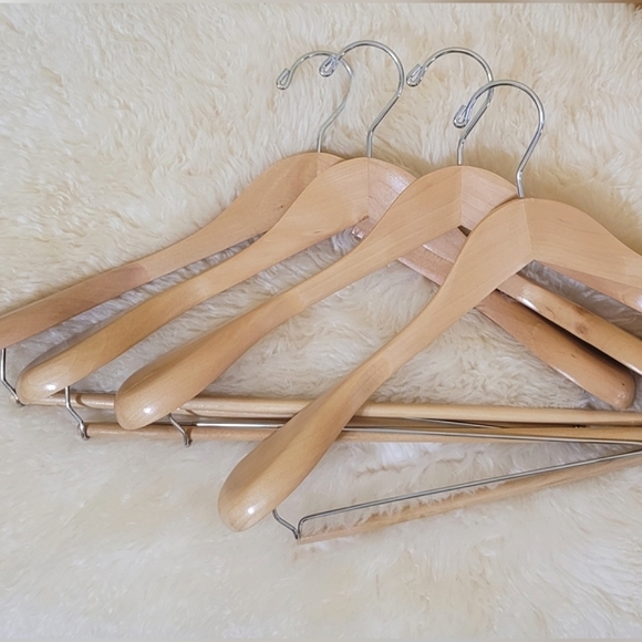 BNIB large shoulder premium wooden hangers 4-pack - Picture 2 of 6